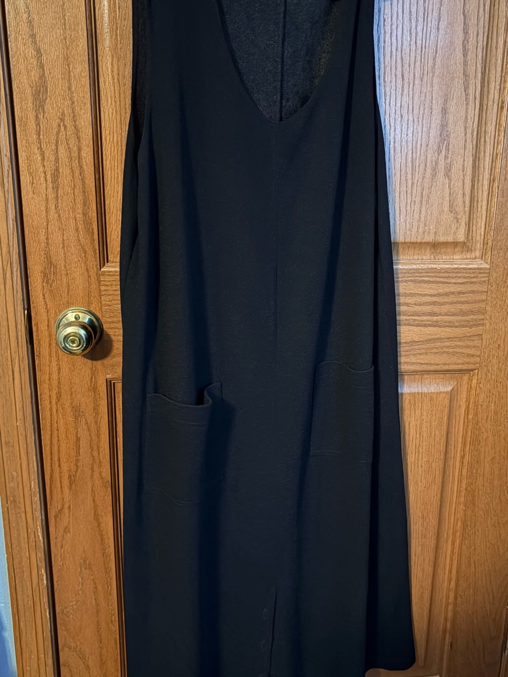 Sleeveless Black V-Neck Midi Dress with Front Pockets